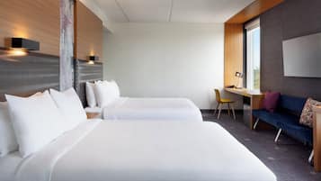 Ropa de cama de alta calidad y caja de seguridad en la habitación
