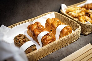 Une variété de produits de boulangerie présentés dans des paniers en osier.