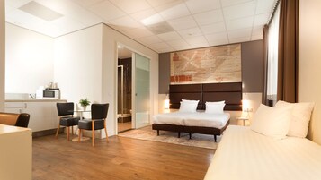 Caja de seguridad en la habitación y escritorio 