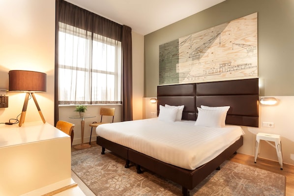 Zimmersafe, Schreibtisch, laptopgeeigneter Arbeitsplatz