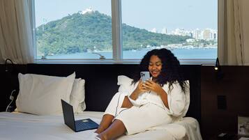 Executive Room, 1 Queen Bed | 1 bedroom, premium bedding, minibar, in-room safe