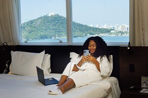 Executive Room, 1 Queen Bed | Premium bedding, minibar, in-room safe, desk