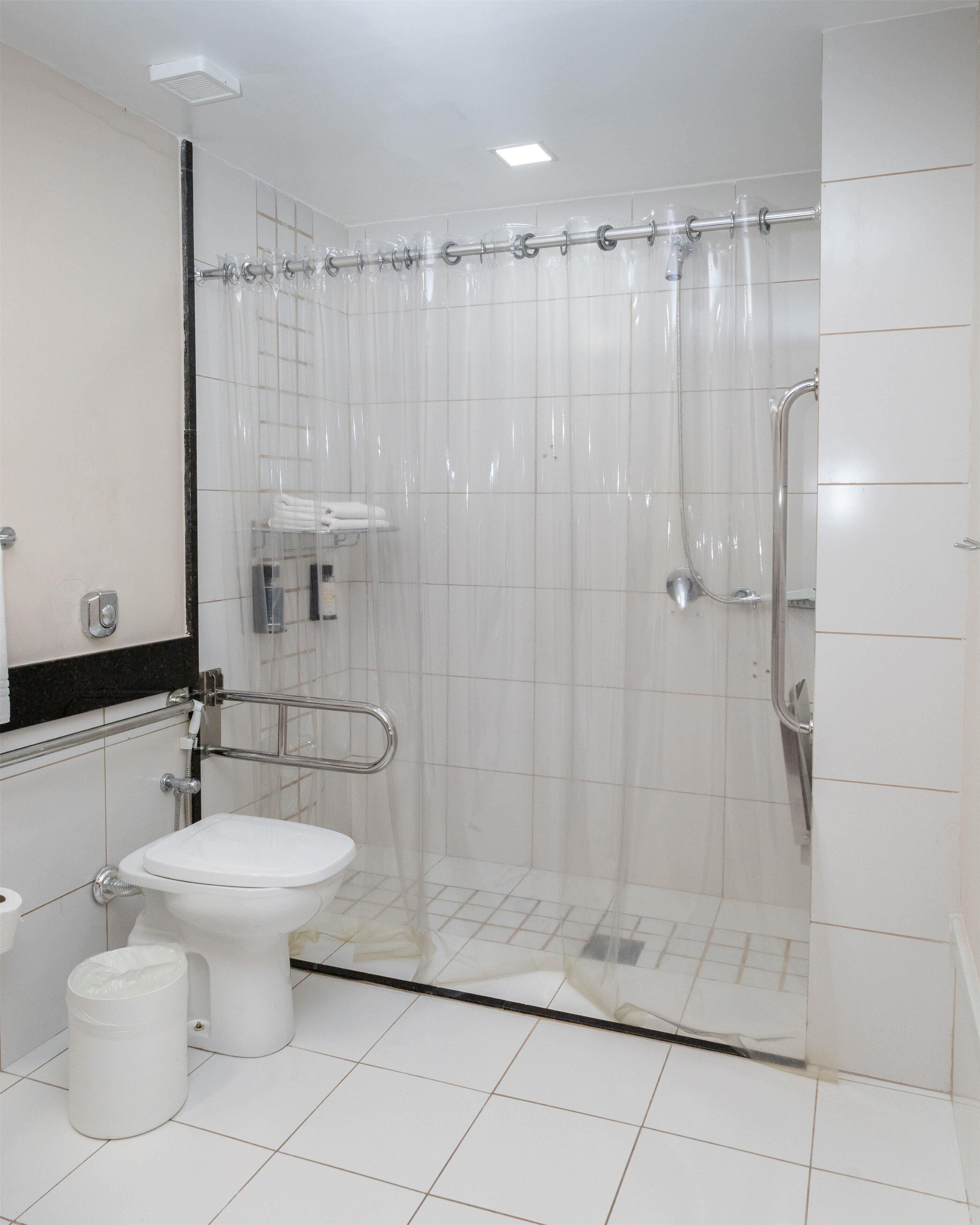 Quarto, 1 cama de casal, vista para o mar | Banheiro acessível