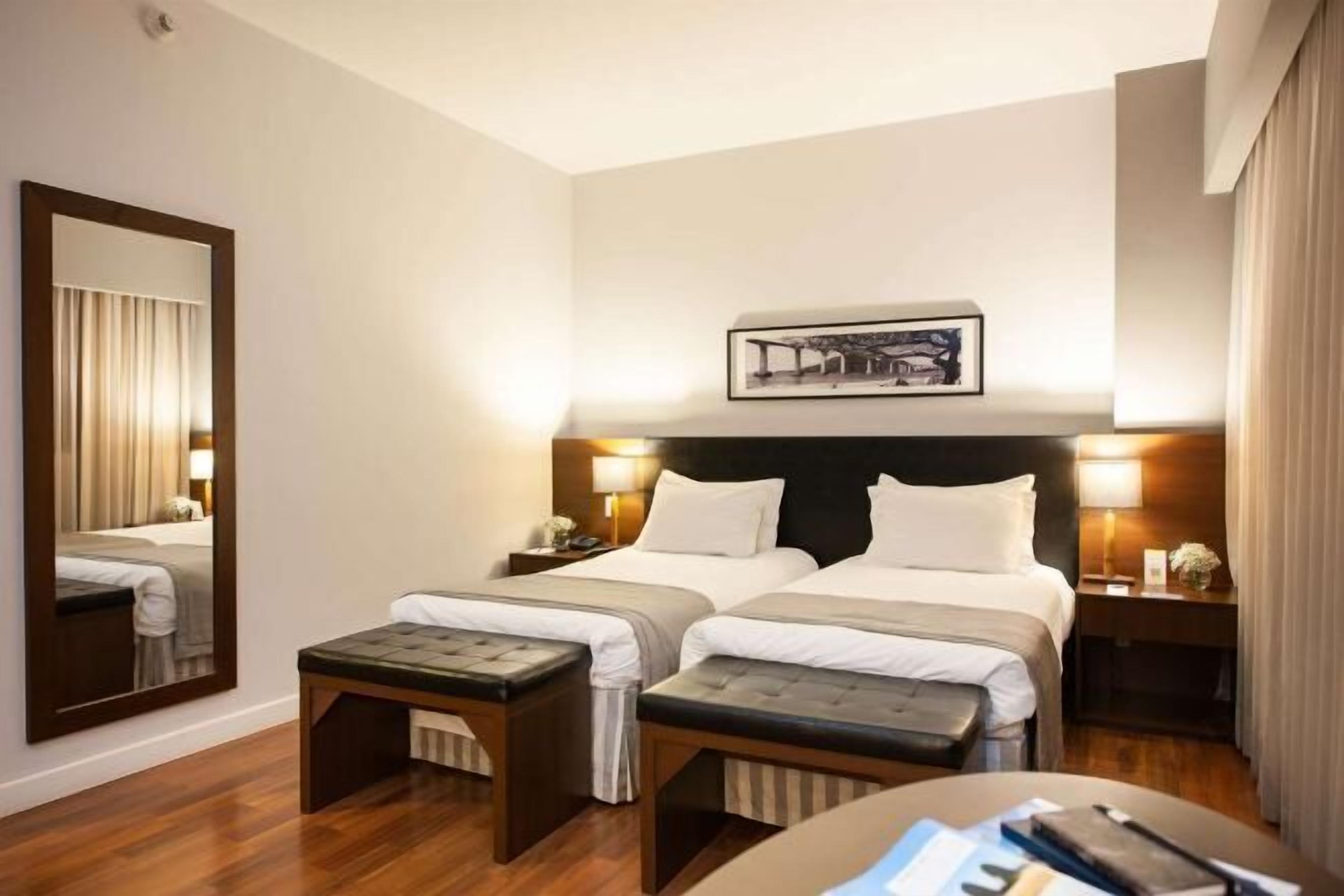 Roupas de cama premium, frigobar, cofres nos quartos, escrivaninha