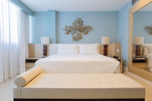 Suite, 1 cama de matrimonio grande, vistas al mar | Ropa de cama de alta calidad, minibar, caja fuerte y escritorio