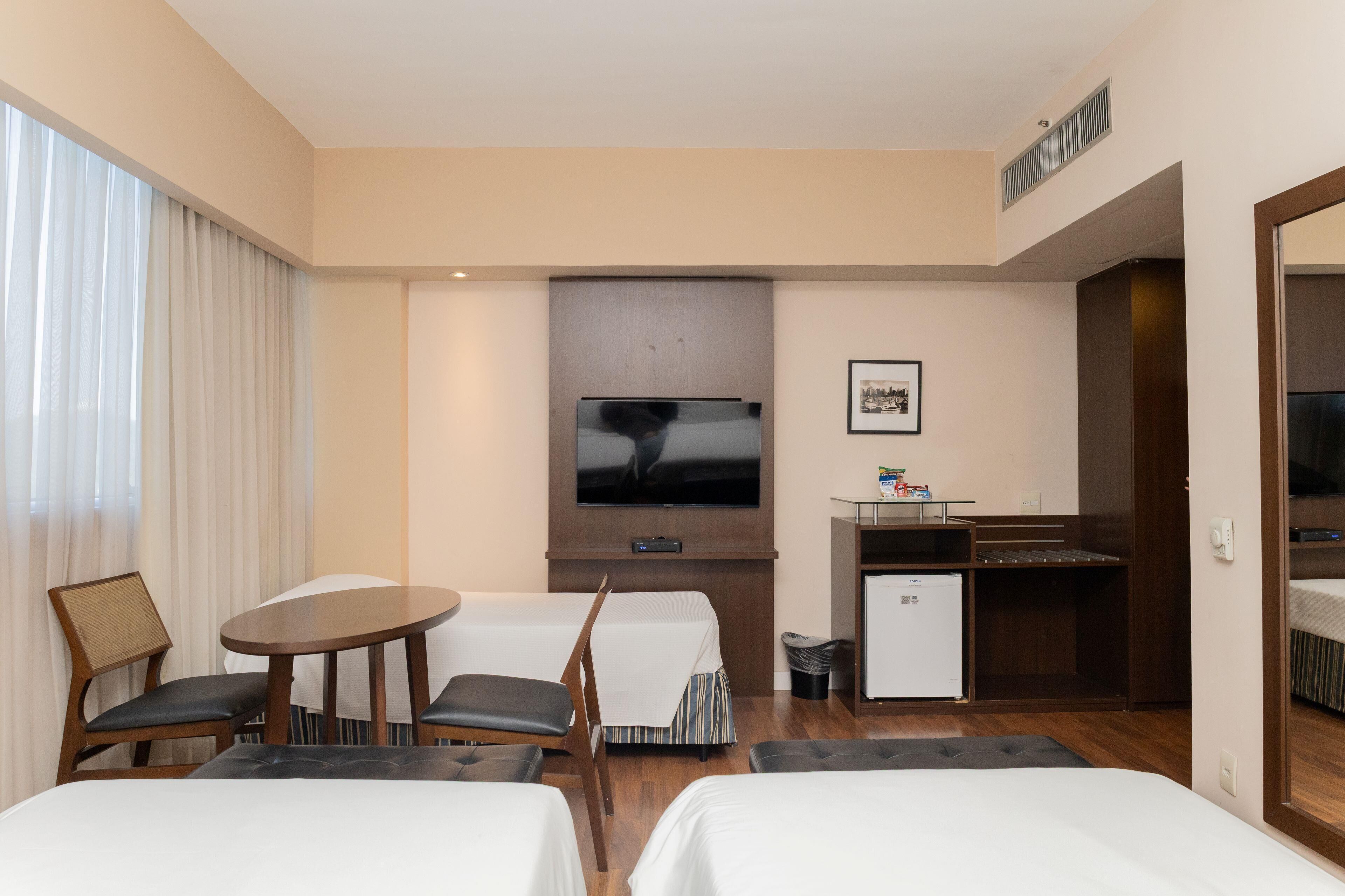 Quarto luxo, 3 camas de solteiro, vista para o mar | Roupas de cama premium, frigobar, cofres nos quartos, escrivaninha