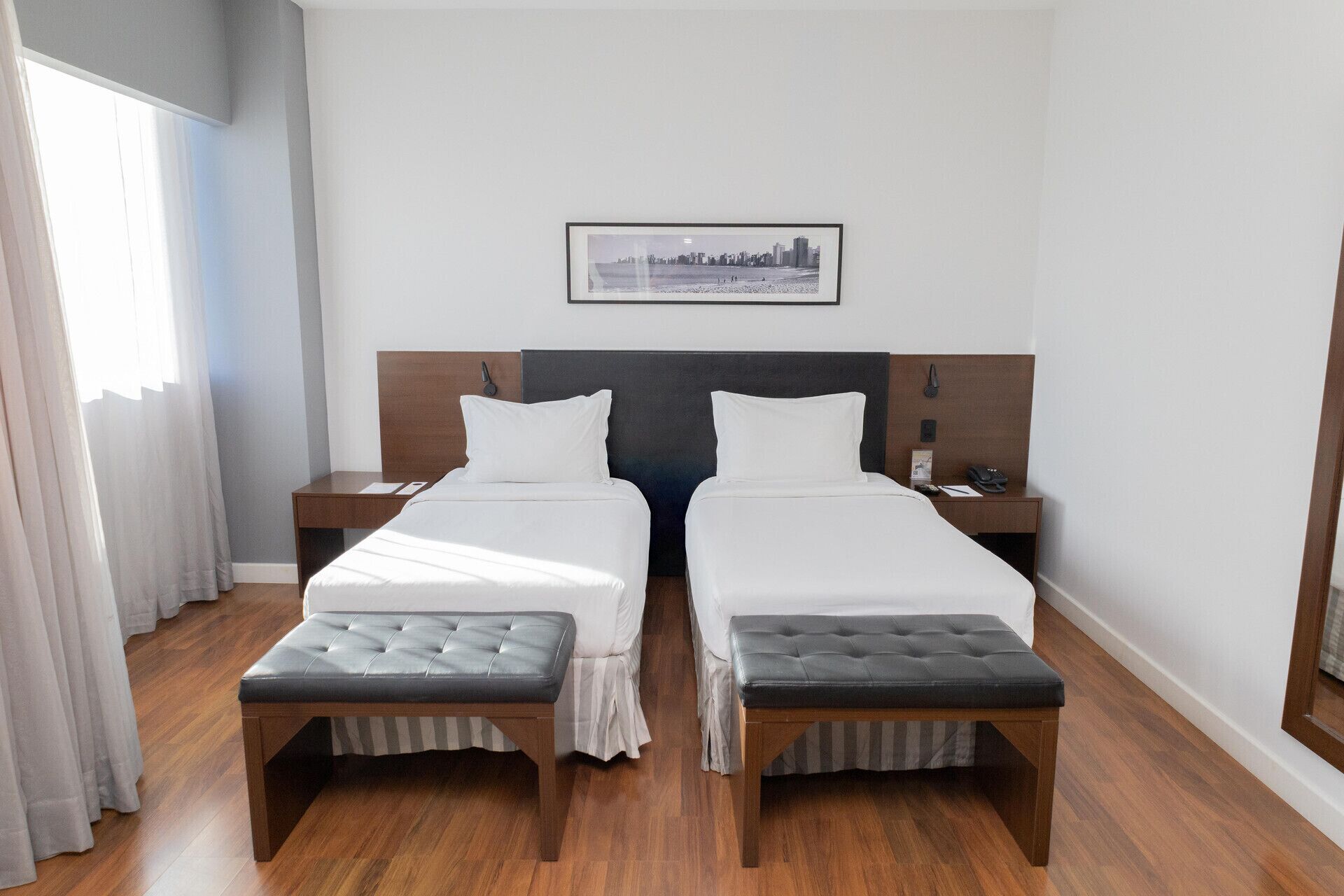 Roupas de cama premium, frigobar, cofres nos quartos, escrivaninha