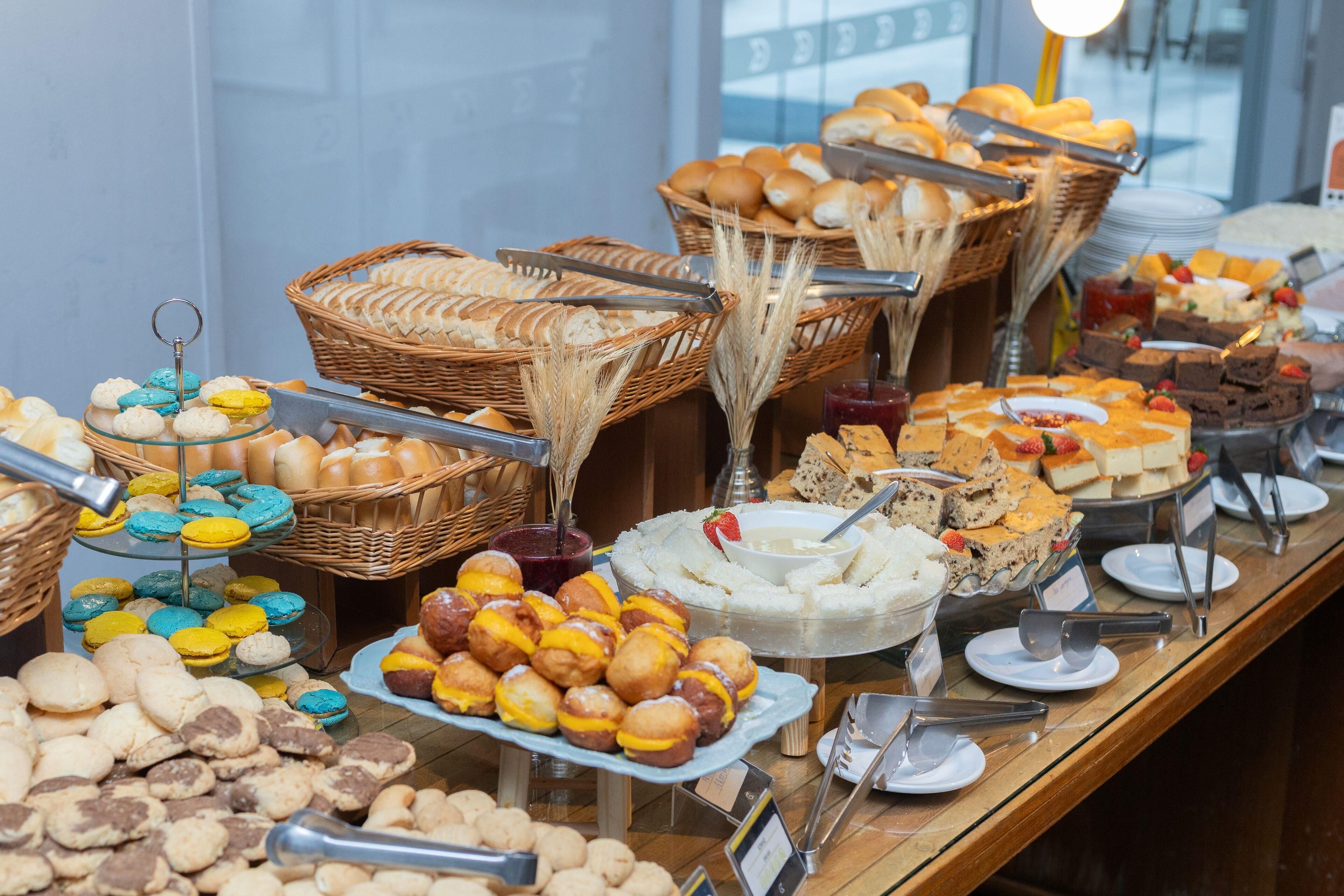 Un buffet con diversi prodotti da forno e dolci.
