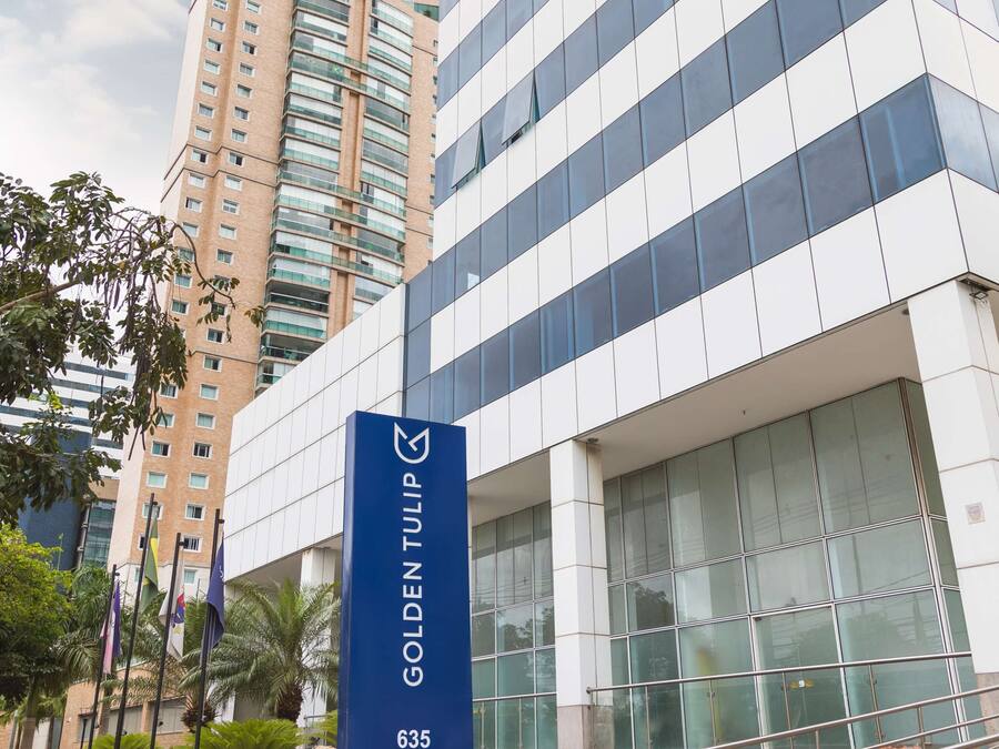 Un bâtiment moderne sur lequel on peut lire l’inscription suivante : « GOLDEN TULIP PORTO VITORIA 635 ».