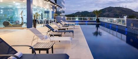 Una piscina al aire libre
