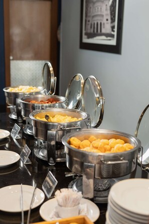 Breakfast (BRL 27.5 per person)