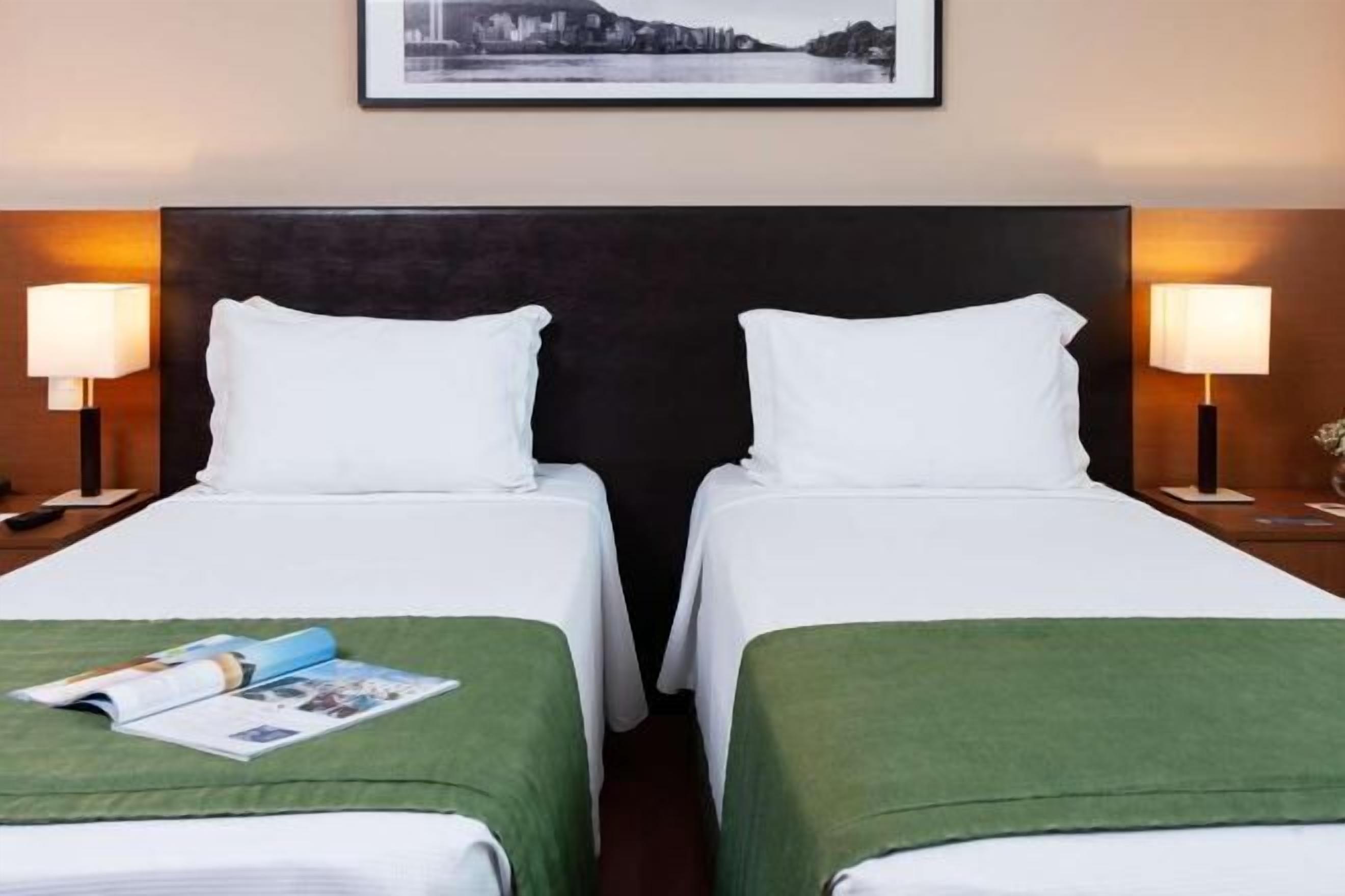 Roupas de cama premium, frigobar, cofres nos quartos, escrivaninha