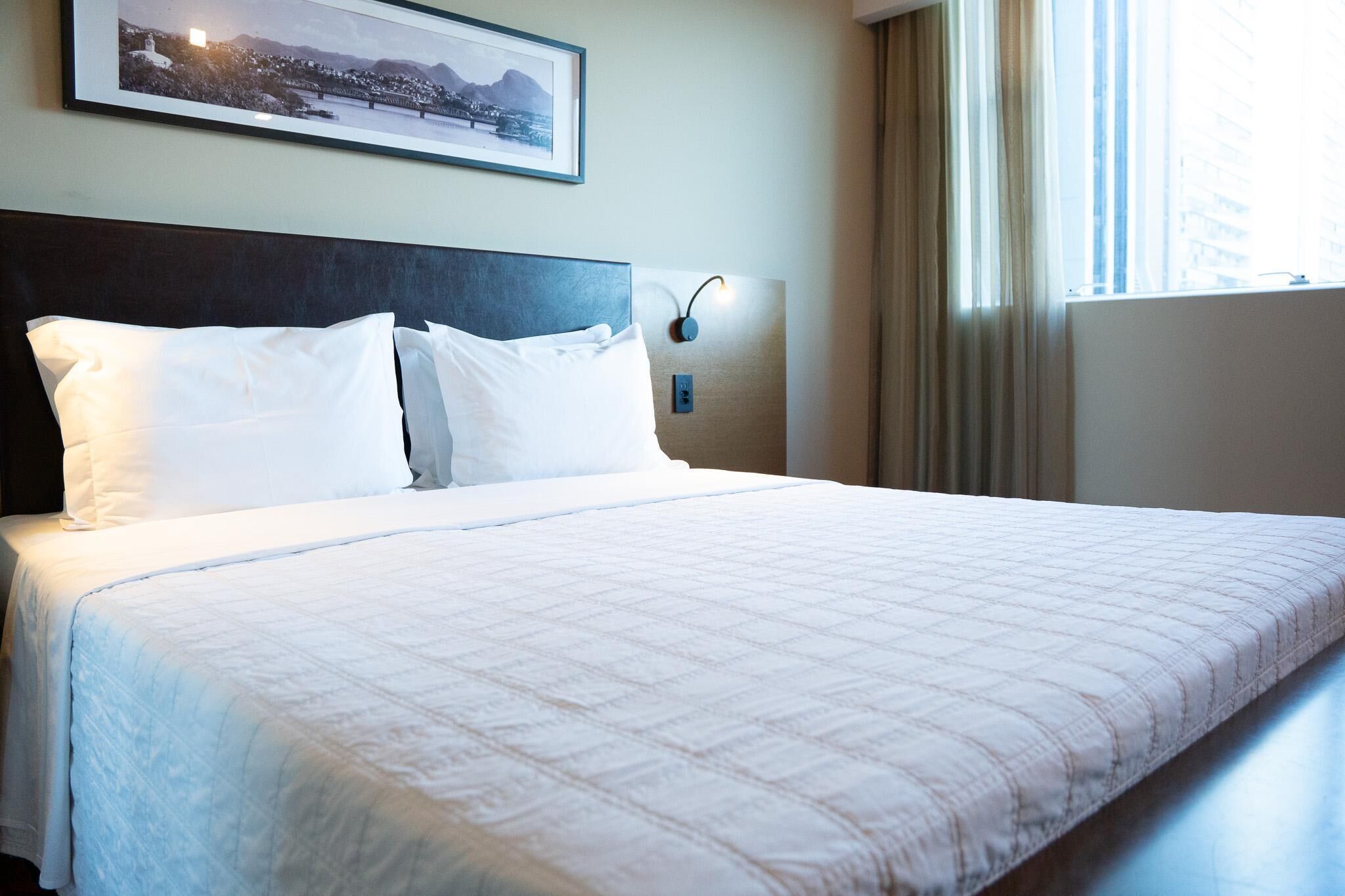 Roupas de cama premium, frigobar, cofres nos quartos, escrivaninha