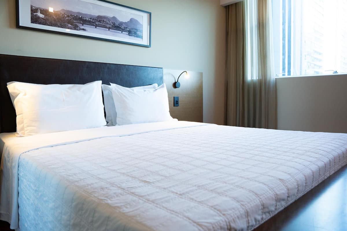 Ylelliset vuodevaatteet, minibaari, tallelokero huoneessa, työpöytä