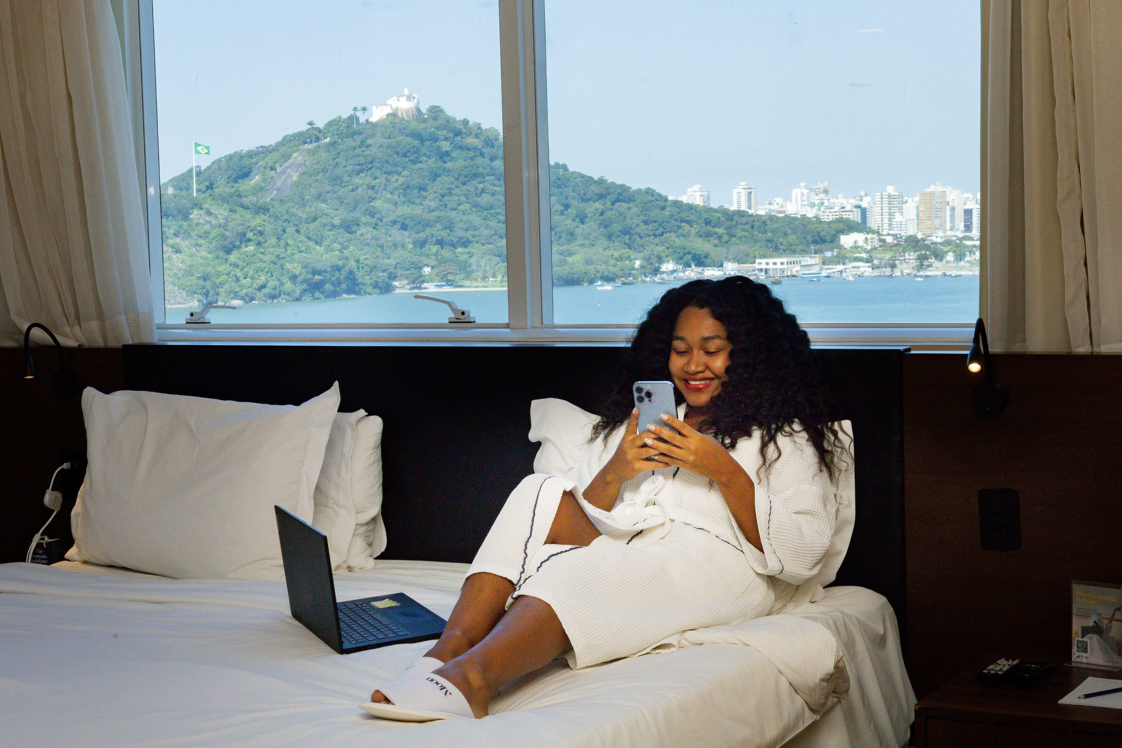 Executive Room, 1 Queen Bed | Premium bedding, minibar, in-room safe, desk