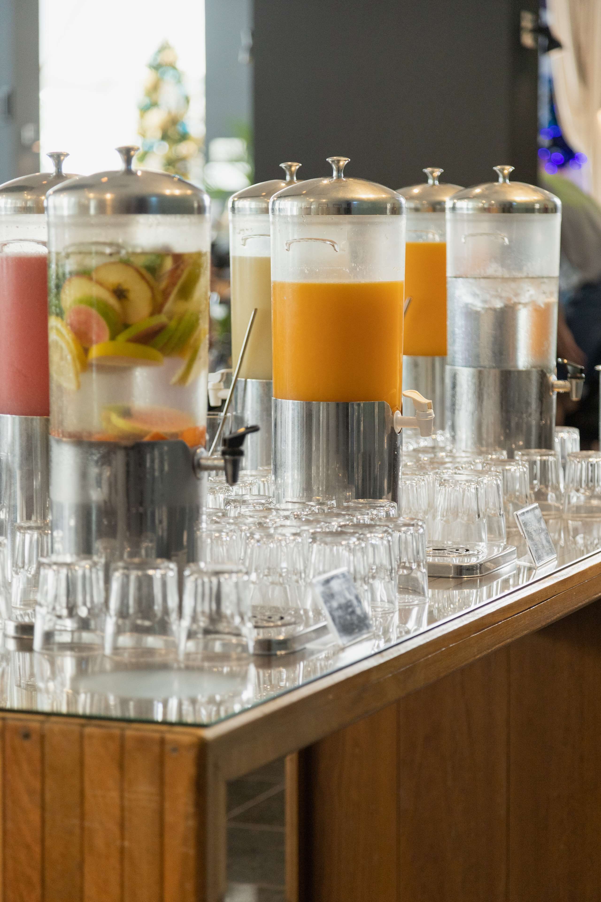 Een bar met meerdere drankdispensers en glazen.