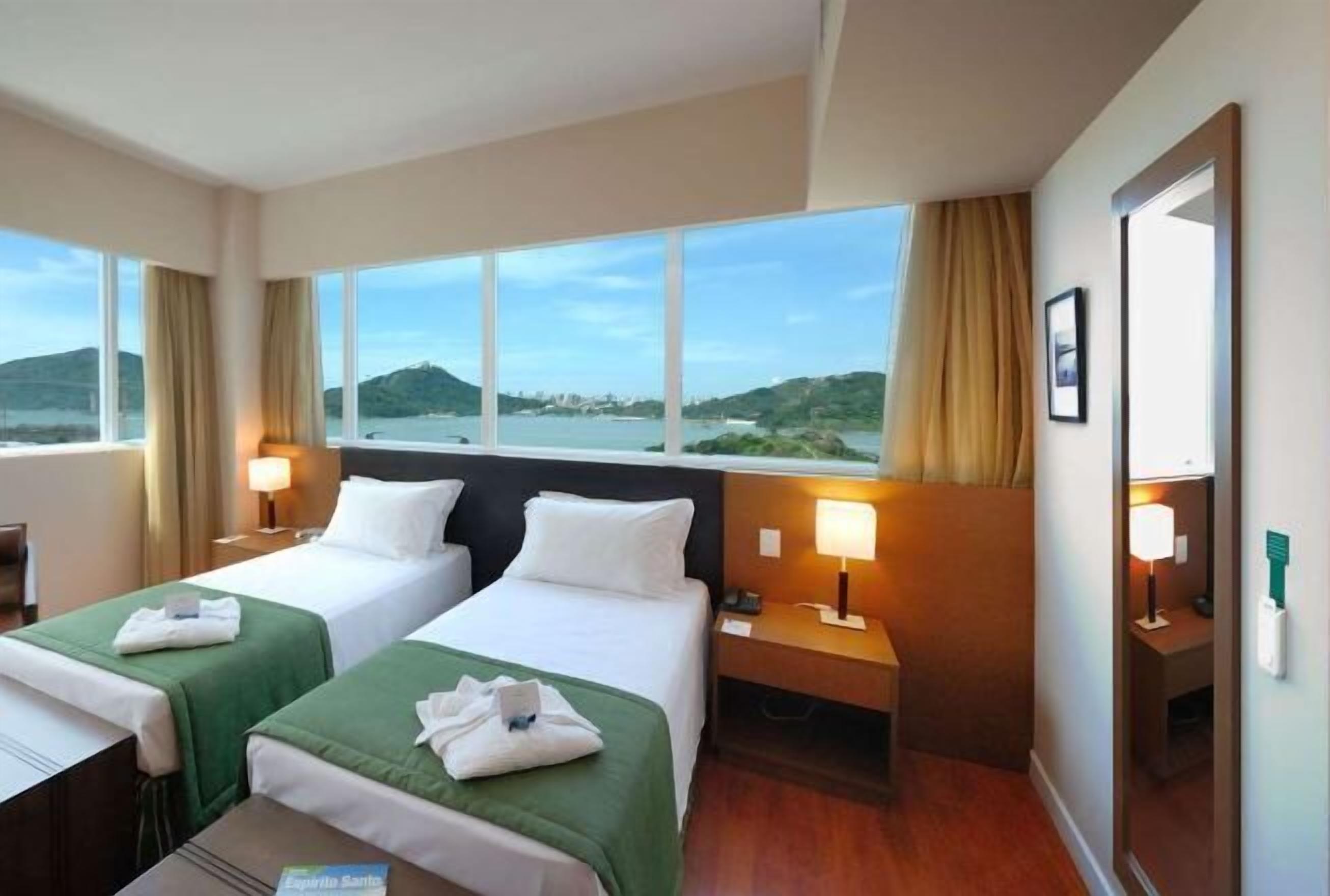 Roupas de cama premium, frigobar, cofres nos quartos, escrivaninha