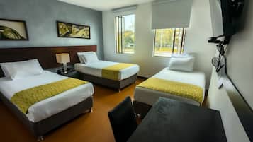 Habitación triple estándar | Ropa de cama de alta calidad, edredones de plumas, caja fuerte