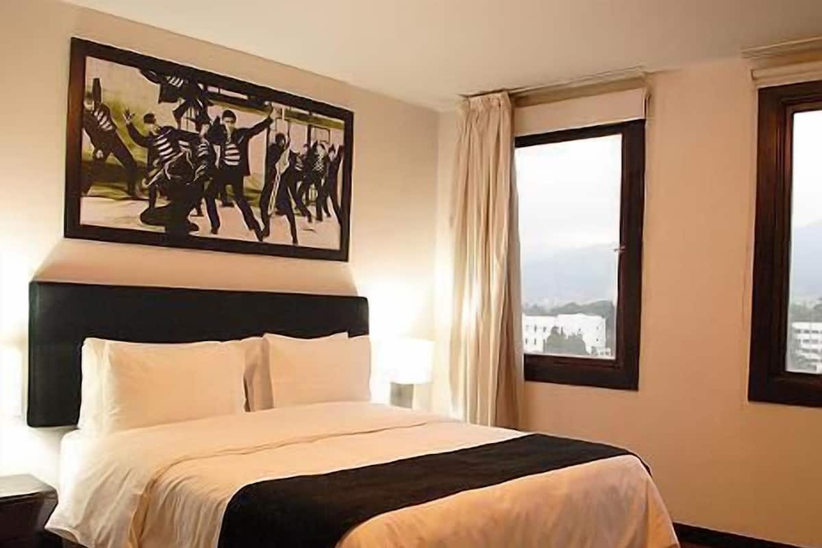 Premium bedding, down comforters, in-room safe, individually decorated