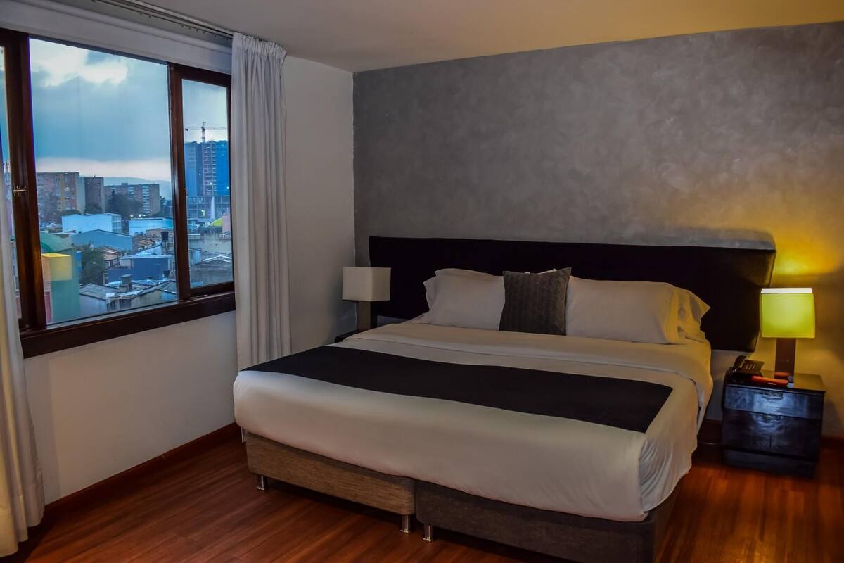Premium bedding, down comforters, in-room safe, individually decorated