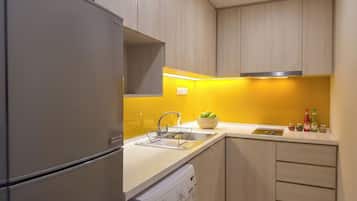 Fridge, microwave, coffee/tea maker, cookware/dishes/utensils