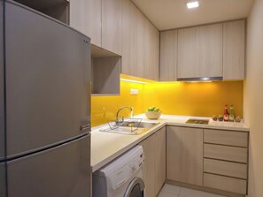 Fridge, microwave, coffee/tea maker, cookware/dishes/utensils - Somerset Kuala Lumpur (Kuala Lumpur)