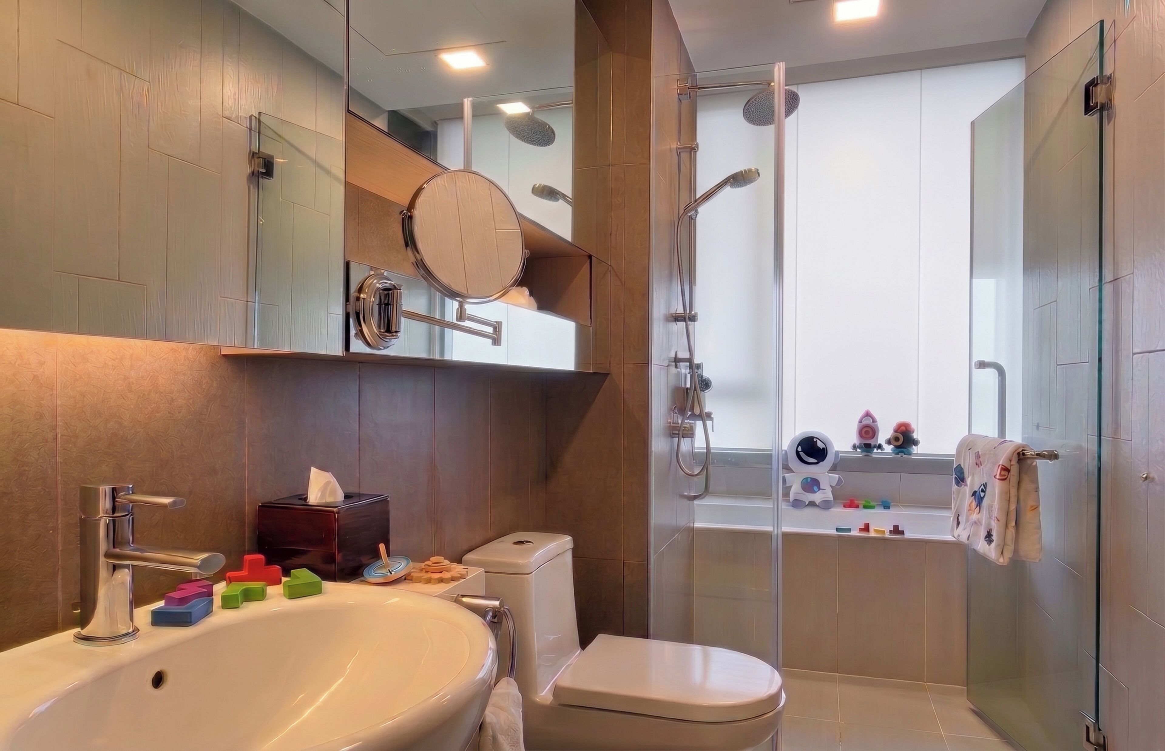 Astronaut-Themed 1 Bedroom Premier Family Suites | Bathroom | Separate tub and shower, eco-friendly toiletries, hair dryer, bathrobes