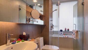 Astronaut-Themed 1 Bedroom Premier Family Suites | Bathroom | Separate tub and shower, eco-friendly toiletries, hair dryer, bathrobes