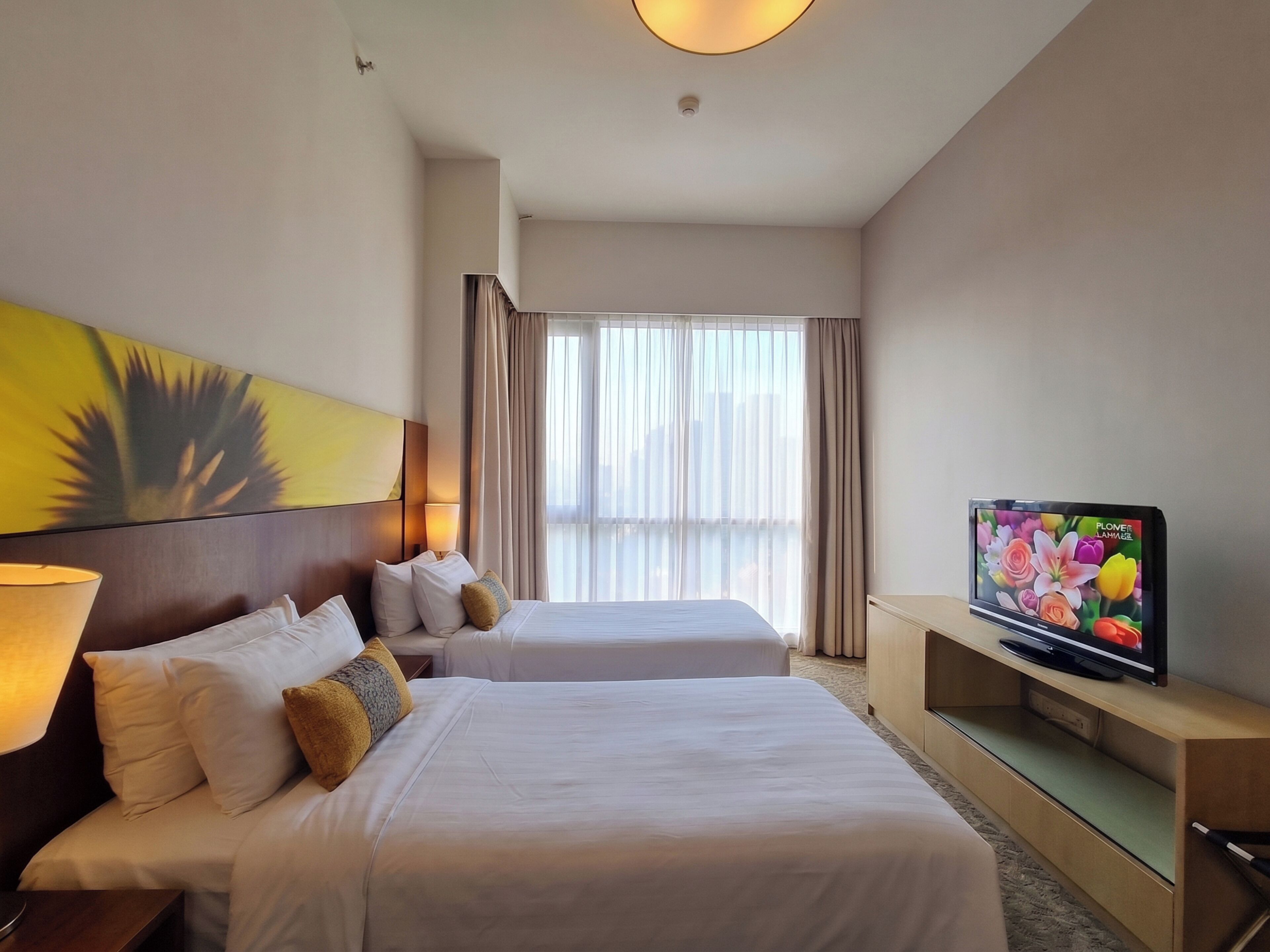 Deluxe appartement, 1 slaapkamer | Een kluis op de kamer, een bureau, een laptopwerkplek