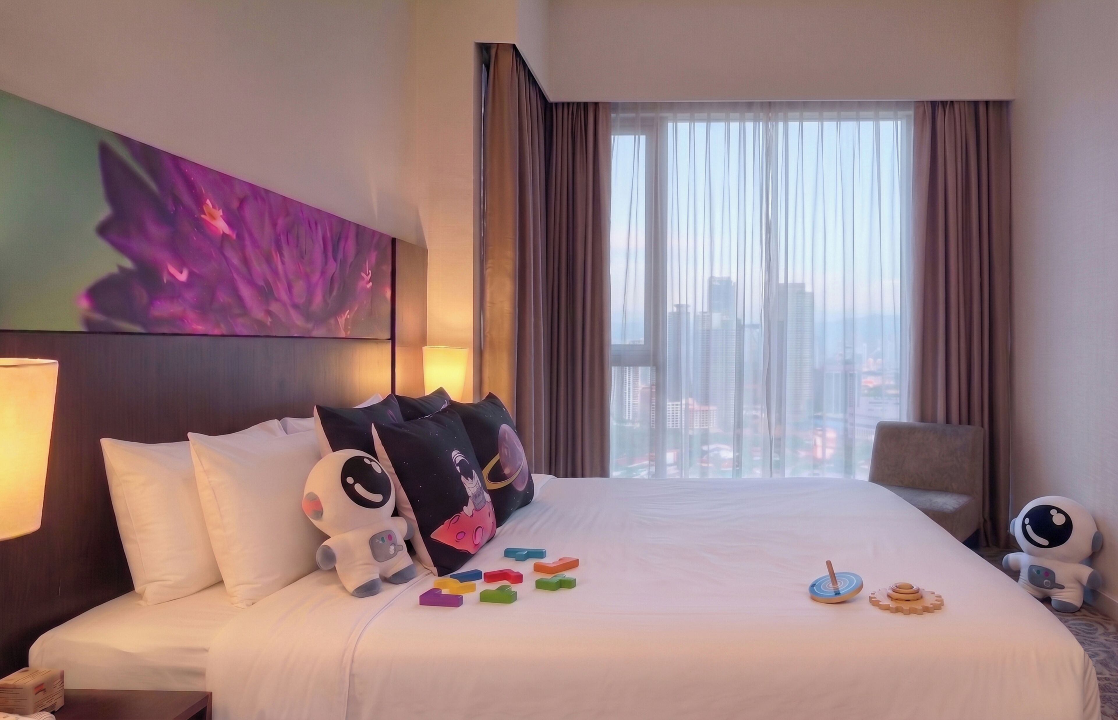Lägenhet Premier - 1 sovrum (Astronaut Themed - Family Suites) | Värdeförvaringsskåp på rummet, skrivbord och arbetsyta för laptop