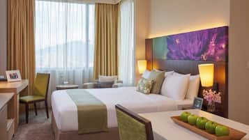 Premier Studio | In-room safe, desk, laptop workspace, blackout curtains