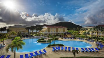 3 albercas al aire libre y camas balinesas (con cargo)