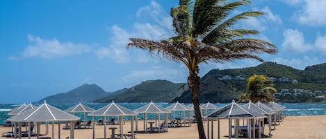 Na praia, barracas de praia de cortesia, prática de mergulho autônomo