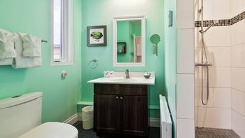 Standard Room, 1 Queen Bed | Bathroom | Free toiletries, hair dryer, towels, soap