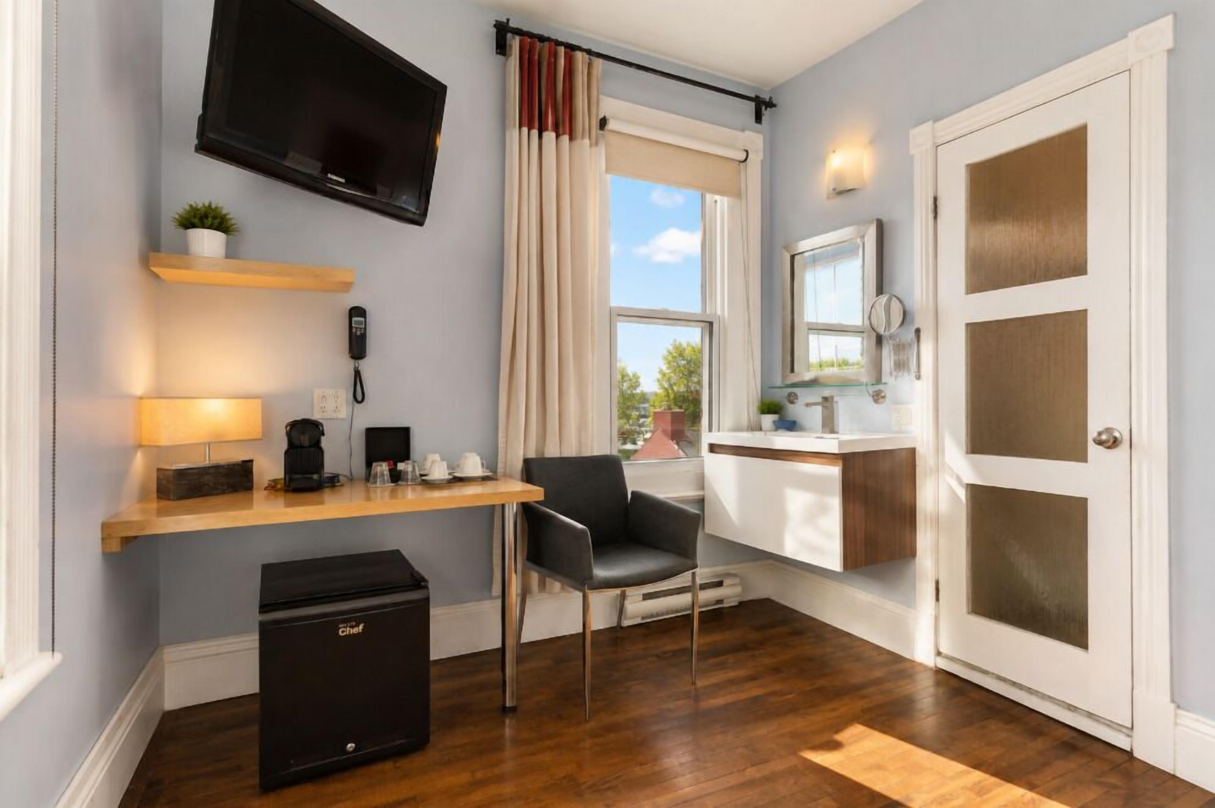 Comfort Suite | Premium bedding, iron/ironing board, cribs (surcharge), WiFi (free)