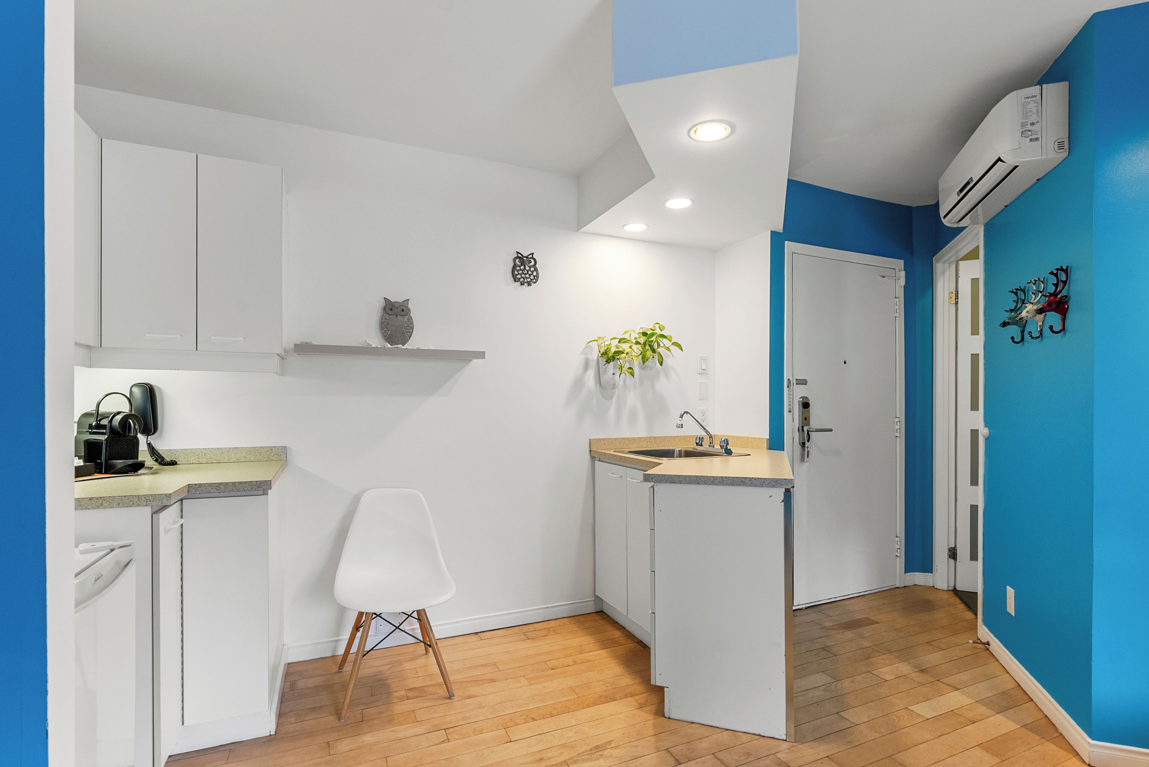 Estudio Confort | Cocina privada | Cafetera de espresso, refrigerador y microondas 