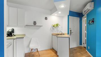 Estudio Confort | Cocina privada | Cafetera de espresso, refrigerador y microondas