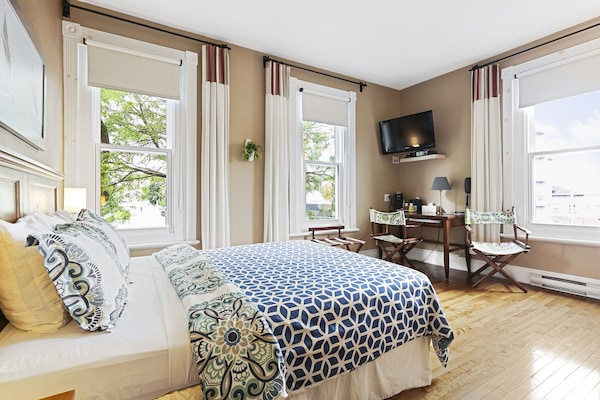 Standard Room, 1 Queen Bed | Premium bedding, iron/ironing board, cribs (surcharge), WiFi (free)