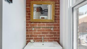 Habitación estándar, 1 cama Queen size | Baño | Amenidades de baño gratuitas, secadora de cabello, toallas, jabón
