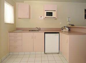 Kühlschrank, Mikrowelle, Herdplatte, Wasserkocher mit Kaffee-/Teezubehör