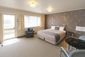 Värdeförvaringsskåp på rummet, strykjärn/strykbräda och barnsängar