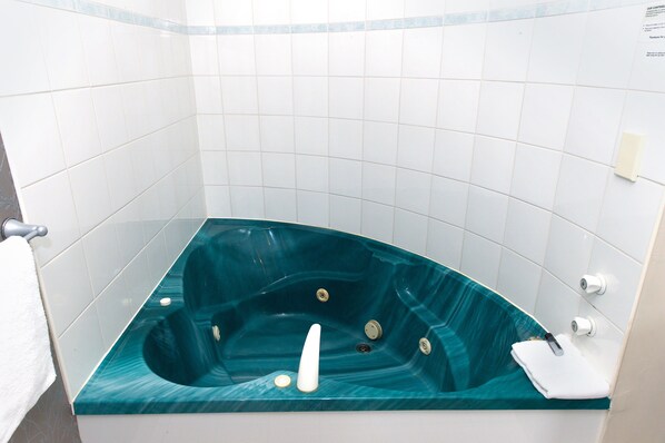 Studio (Spa Bath) | Värdeförvaringsskåp på rummet, strykjärn/strykbräda och barnsängar