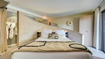 Double Room (Thématique) | 1 bedroom, in-room safe, individually decorated, iron/ironing board