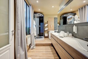Habitación doble (Thématique) | Baño | Secador de pelo y toallas