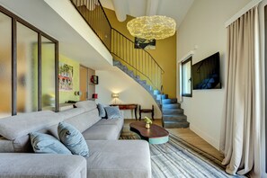 Suite (Duplex) | 1 Schlafzimmer, Zimmersafe, individuell dekoriert, Bügeleisen/Bügelbrett