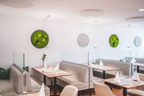 Serveert ontbijt en diner, regionale gerechten