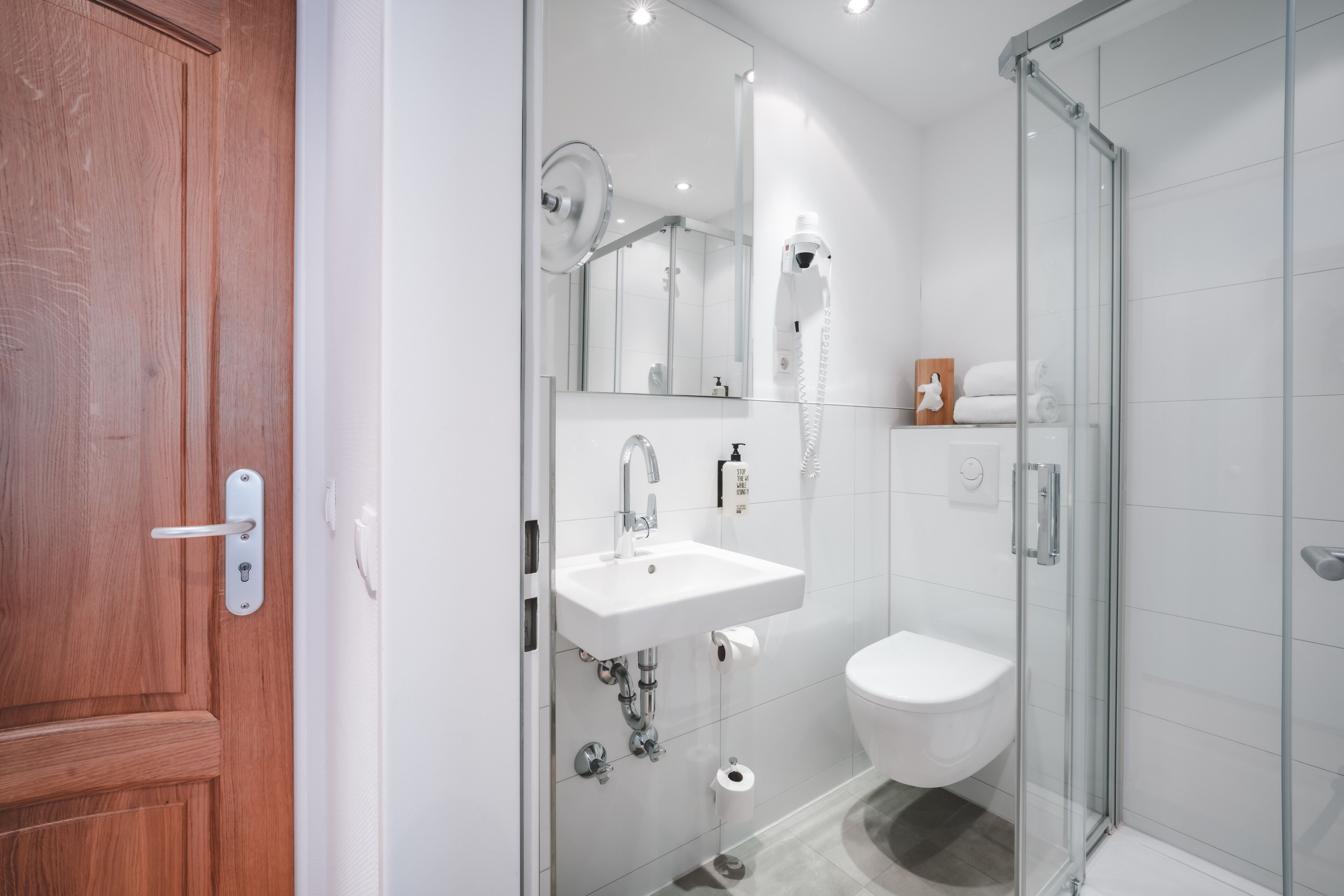 standard single room | bathroom | shower, free toiletries, hair dryer, bathrobes