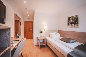 Hypo-allergenic bedding, in-room safe, desk, free WiFi - Landidyll Hotel Weidenbrück (Swisttal)