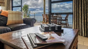 Departamento Premium, 2 habitaciones, balcón | Área de sala de estar | Televisión de 42 pulgadas con canales digitales y reproductor de DVD