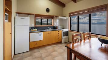 Appartement, 2 chambres | Cuisine privée | Grand réfrigérateur, micro-ondes, four, plaque de cuisson
